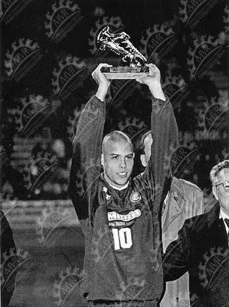 Ronaldo Nazario - levantando el taco de oro